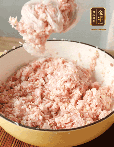 肉丁、咸肉丁、一丟丟鹽、料酒拌勻，反復(fù)摔打上勁。接著加入1兩蔥姜水，反復(fù)拌勻摔打上勁。前后共加3遍。3遍后筍丁，接著反復(fù)摔打上勁。最后加入1個(gè)蛋清、3茶匙生粉拌勻摔打上勁