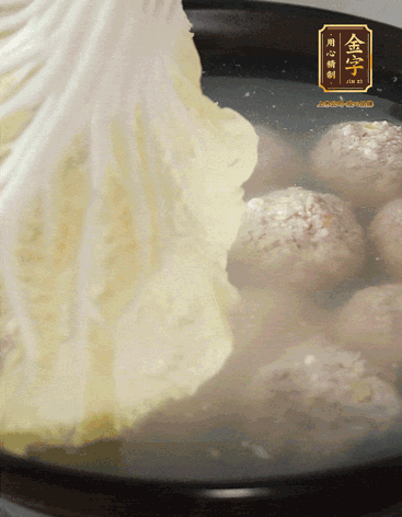 等獅子頭浮起來時(shí)再加白菜蓋。小火慢燉2小時(shí)
