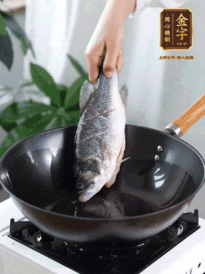 熱油，加1大勺豬油、姜片，再下鱸魚(yú)，煎至定型后翻面。（加點(diǎn)豬油，燉出的魚(yú)湯更容易變?yōu)榍逅哪贪咨＃?>
					</div>
					<span>步驟 3/6</span>
					<p>熱油，加1大勺豬油、姜片，再下鱸魚(yú)，煎至定型后翻面。（加點(diǎn)豬油，燉出的魚(yú)湯更容易變?yōu)榍逅哪贪咨?。?/p>
				</li><li>
					<div   id=