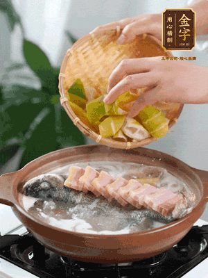 倒開(kāi)水燉煮后轉(zhuǎn)移入砂鍋，淋料酒去腥、加少許鹽調(diào)味，再依次加咸肉、春筍燉煮15分鐘。