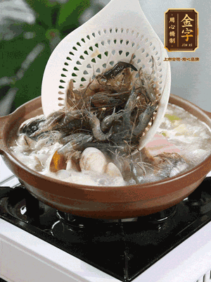 最后加一把蛤蜊、一把河蝦燜2分鐘，放一點(diǎn)白胡椒粉調(diào)味，撒上蔥花點(diǎn)綴！