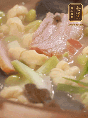 最后加一點蠔油、雞精調(diào)味