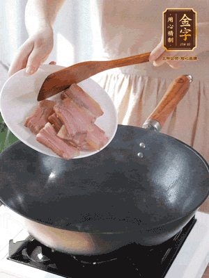 豬油熱鍋，下咸肉煸香，再下蔥姜提鮮