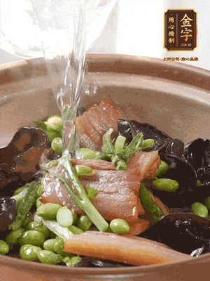 轉(zhuǎn)入砂鍋，加入開水、百葉結(jié)燉煮10分鐘
