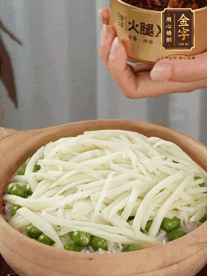 到水微干，放上豌豆、茭白絲。
