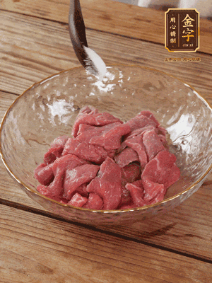 牛肉切丁，加黑胡椒海鹽、橄欖油腌10分鐘