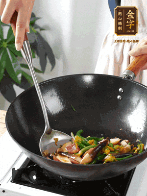 煸香蒜末，下香腸翻炒均勻，再依次下雞縱菌、黃瓜花