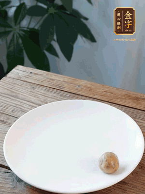 做水油皮、油酥 將油皮材料放入料盆中，加100ml水?dāng)嚢璩裳┗ㄆ瑺?。在案板上反?fù)揉搓成有一定筋度的光潔面團，搓成14個團子。
