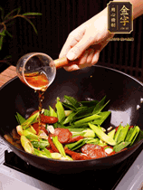 下蒜苗炒軟，沿鍋邊烹入一勺料酒，加醬油、蠔油、白糖調(diào)味炒勻