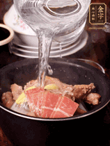 所有食材放入電飯鍋，加2勺料酒，足量的開(kāi)水，按煲湯鍵煮湯