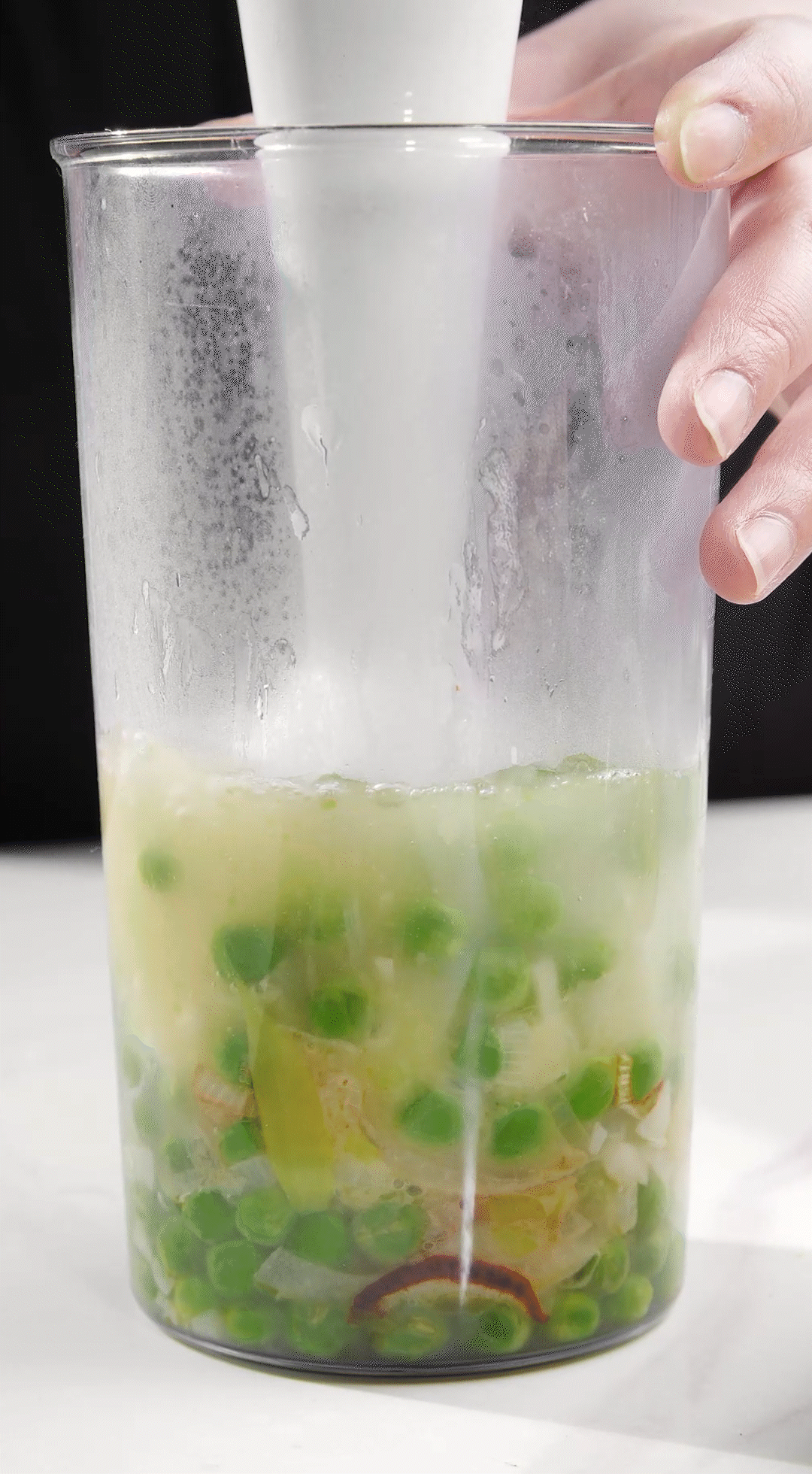 炒好的蔬菜+高湯或熱水，倒入破壁機攪打細膩絲滑即可。