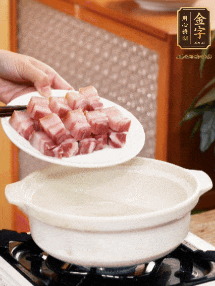 鍋內(nèi)倒油，下咸肉微微煸炒，再放排骨炒一下