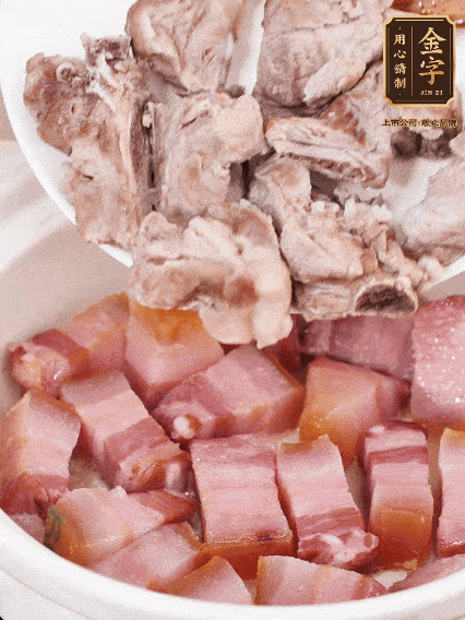 倒入開水燉煮，大火燒開后轉(zhuǎn)小火