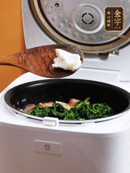 放入電飯鍋、加1勺豬油翻拌均勻