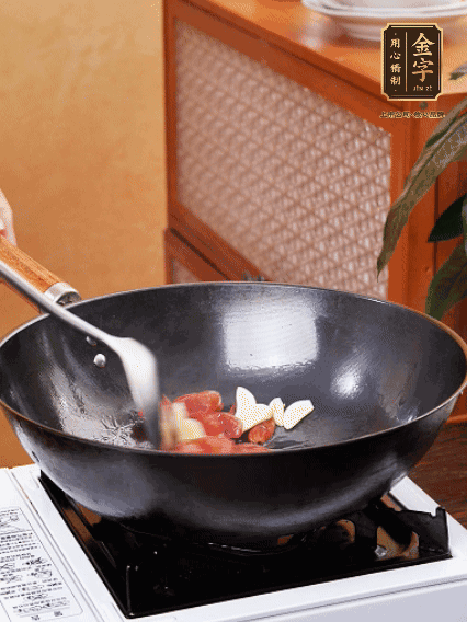 熱油，香腸微微煸出香味，加蒜片、小米辣
