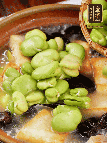 最后可以放豆瓣、木耳煮熟，依照個人口味加點鹽調(diào)味