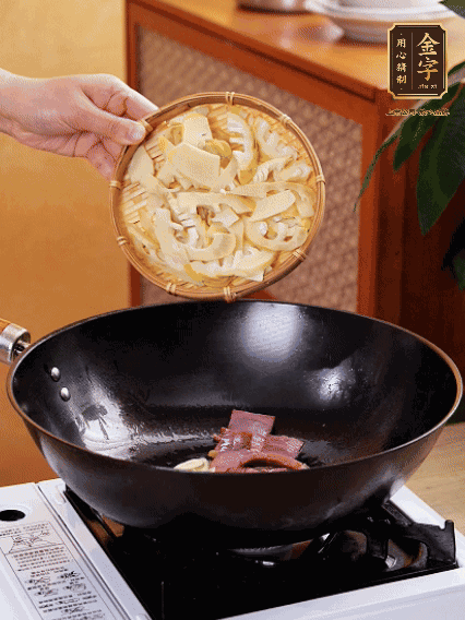 油熱，下蒜末、火腿煸炒出香味，再下筍片微微翻炒